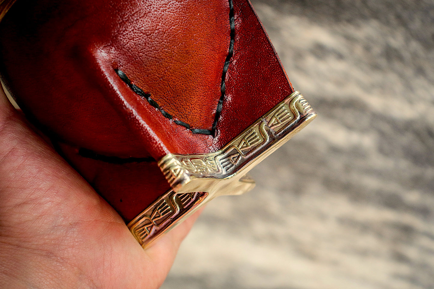 Imperial Cuero cincelado en Bronce con Bombilla