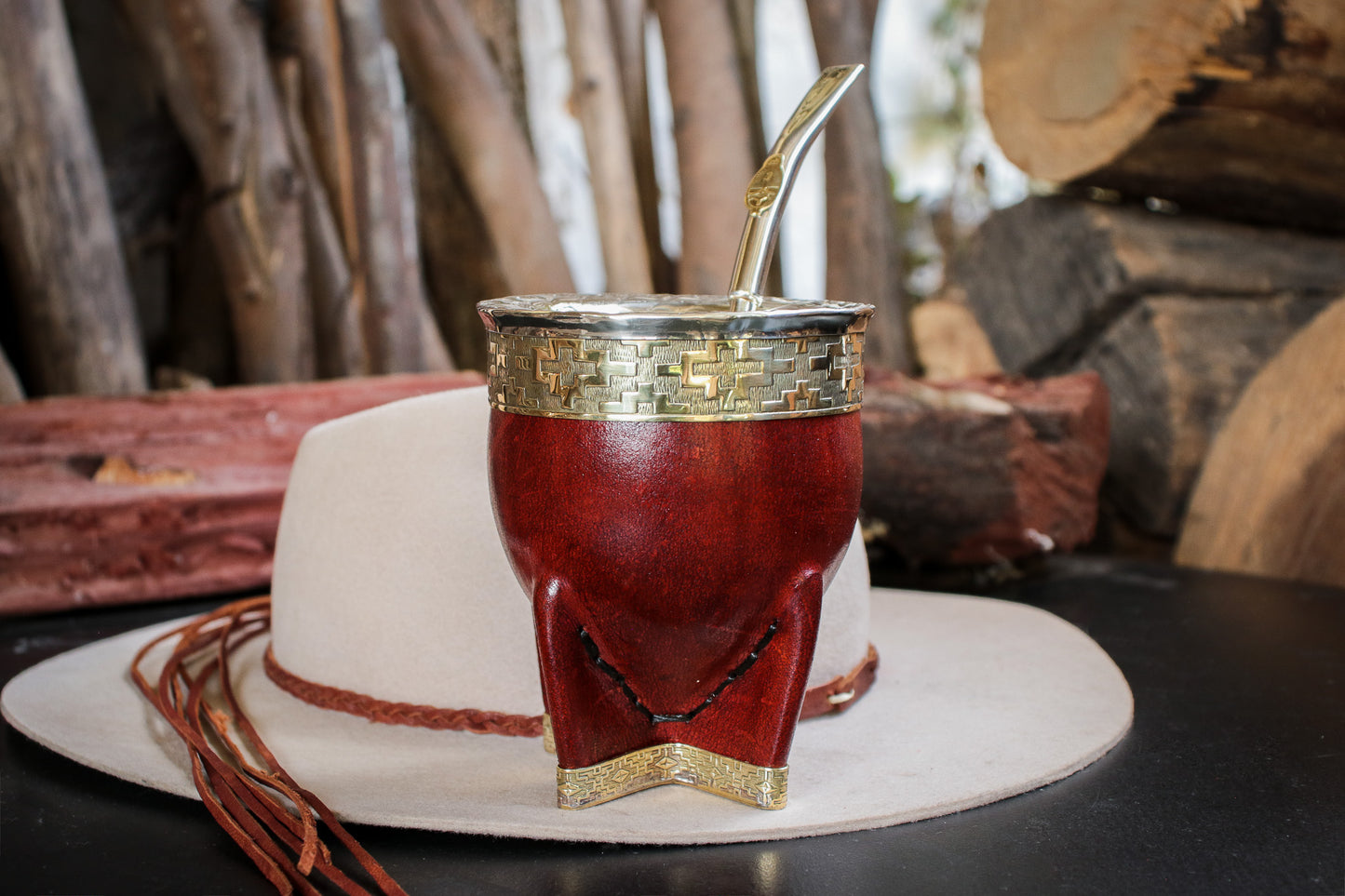 Imperial Cuero cincelado en Bronce con Bombilla