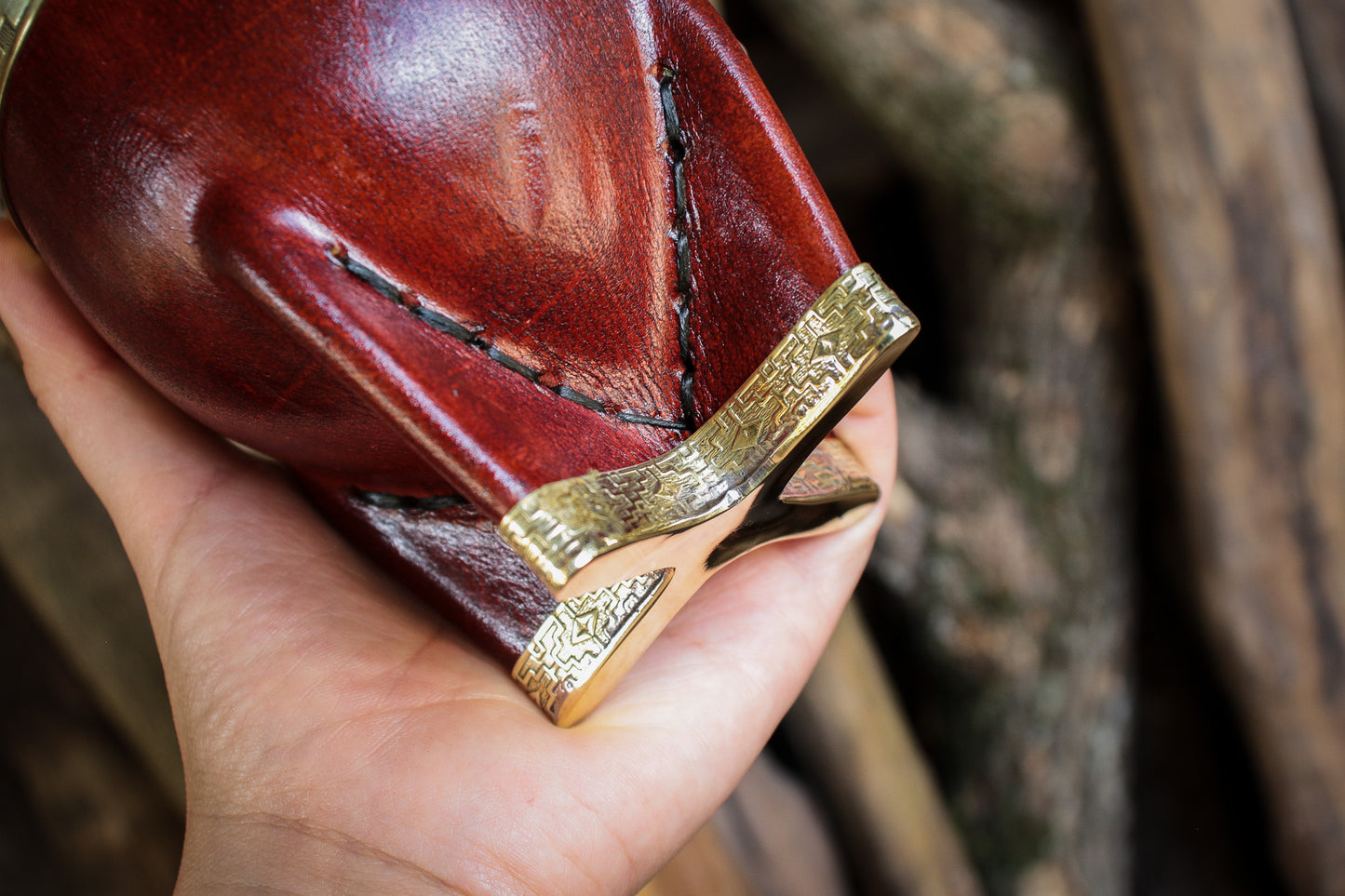 Imperial Cuero cincelado en Bronce con Bombilla