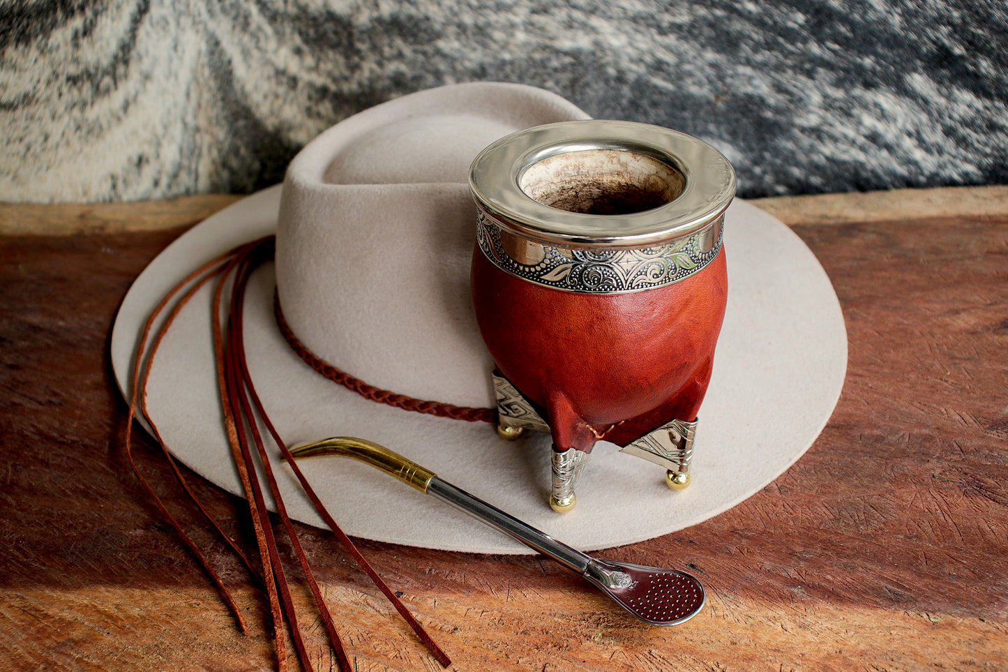 Mate de Cuero, Bronce y Alpaca con Bombillón