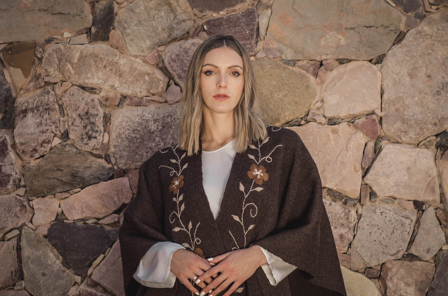 Ruana Bordada "Toscana" en Telar Criollo