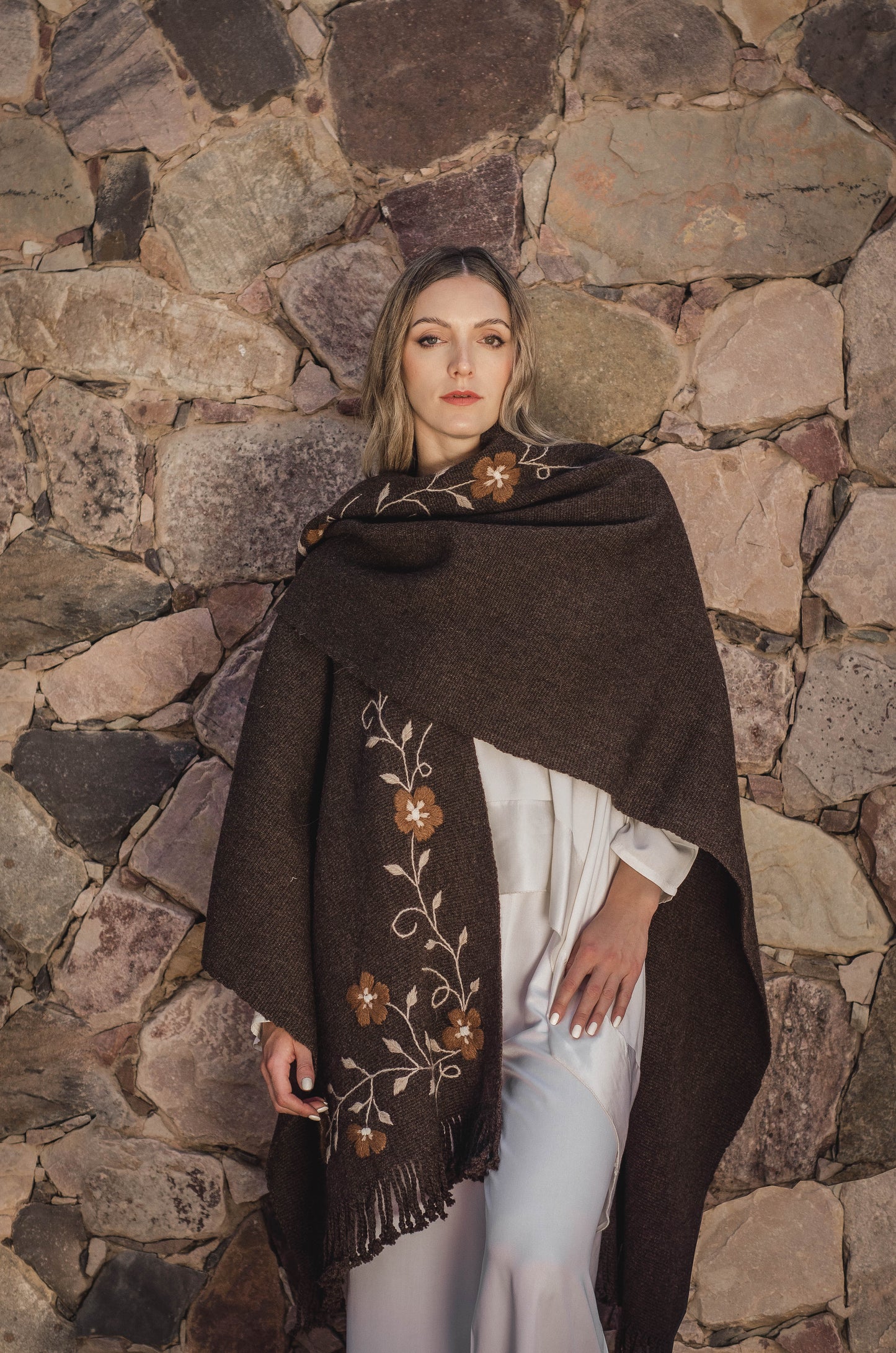 Ruana Bordada "Toscana" en Telar Criollo