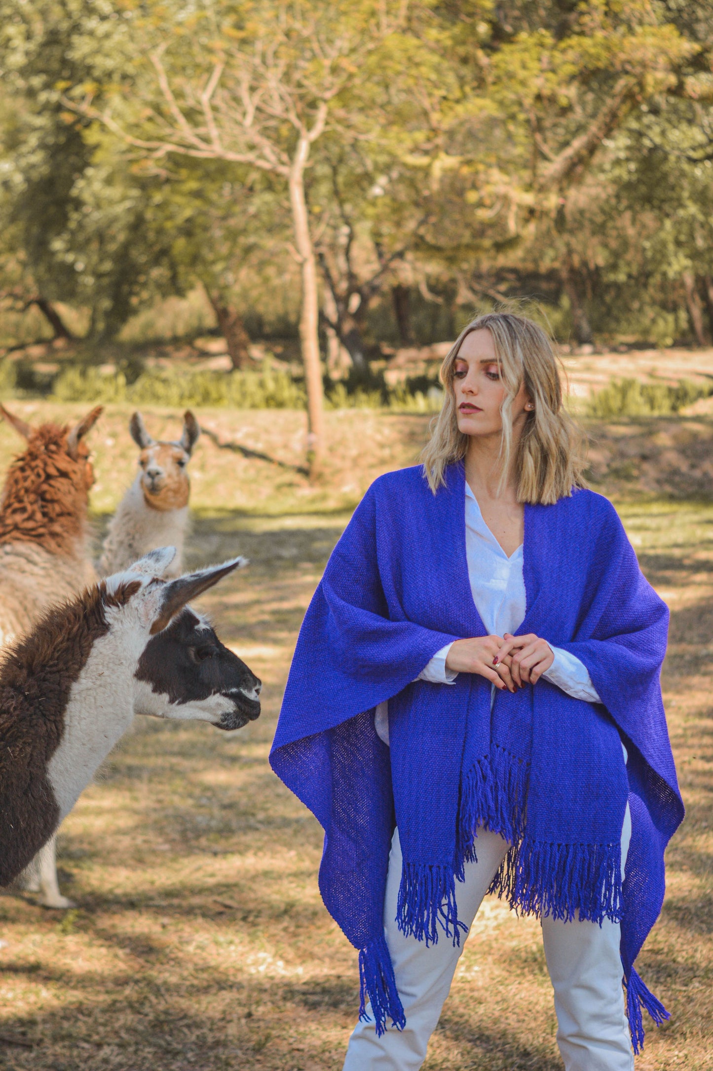 Ruana "Mora" Hilos Llama Baby en Telar