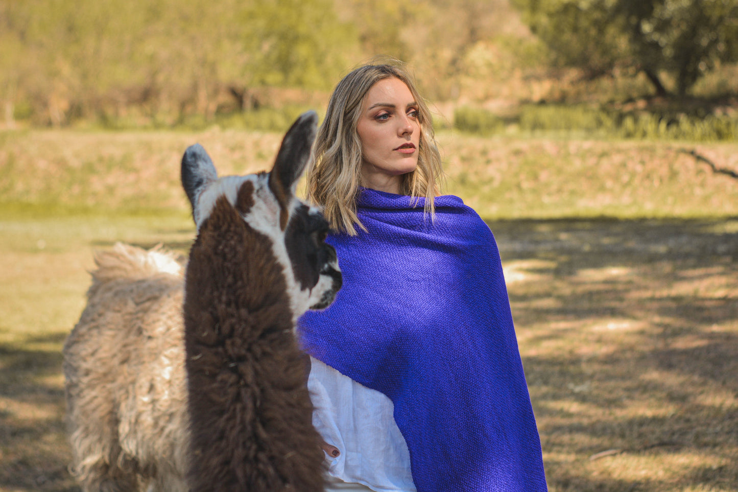 Ruana "Mora" Hilos Llama Baby en Telar