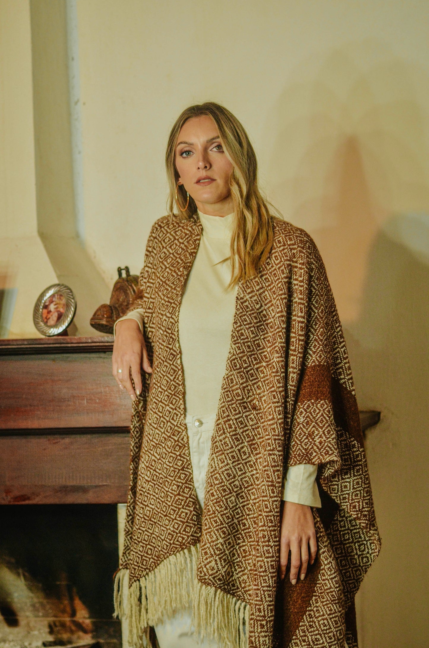 Ruana "Paraná" Hilos Llama Baby en Telar