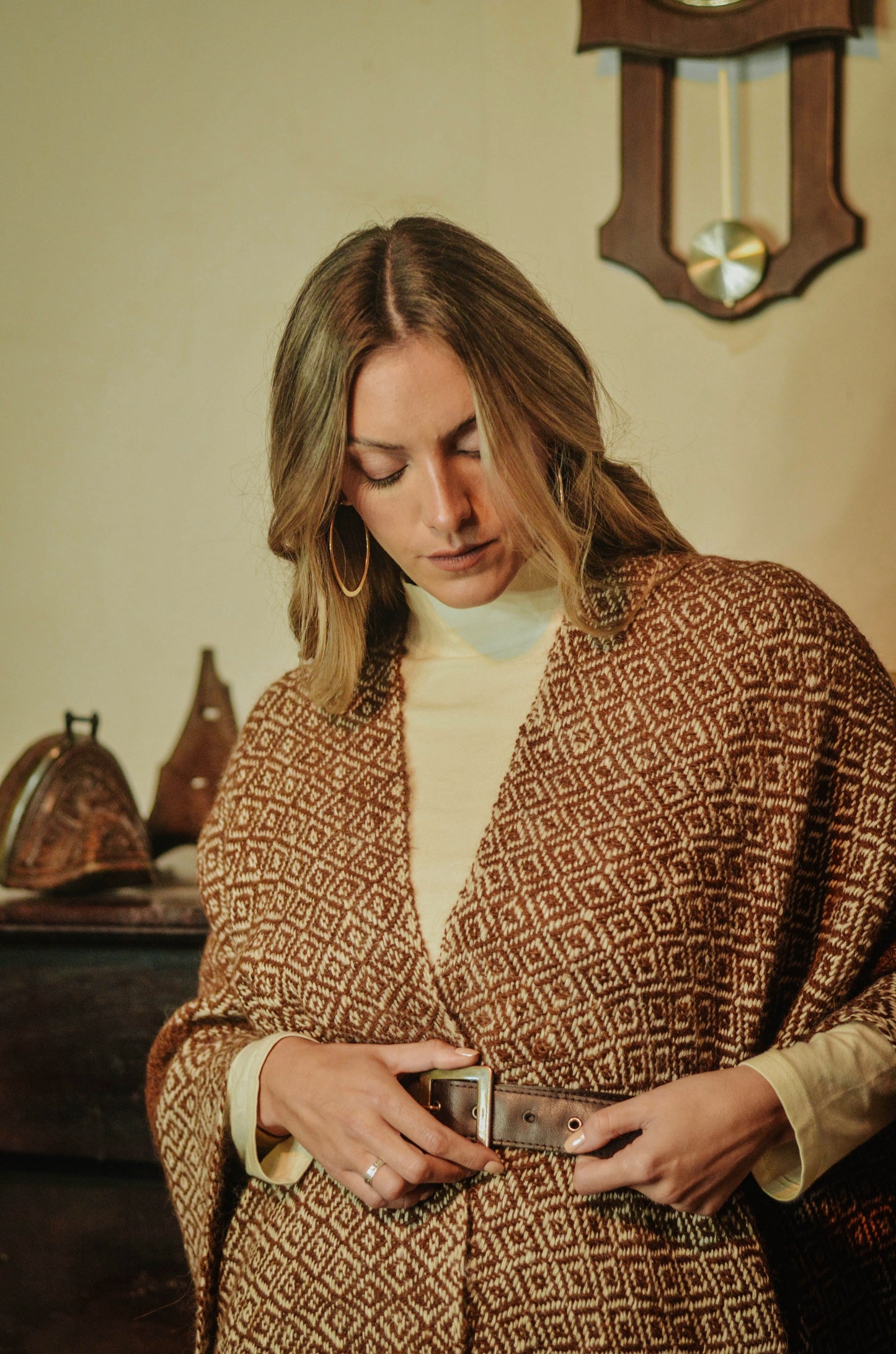 Ruana "Paraná" Hilos Llama Baby en Telar