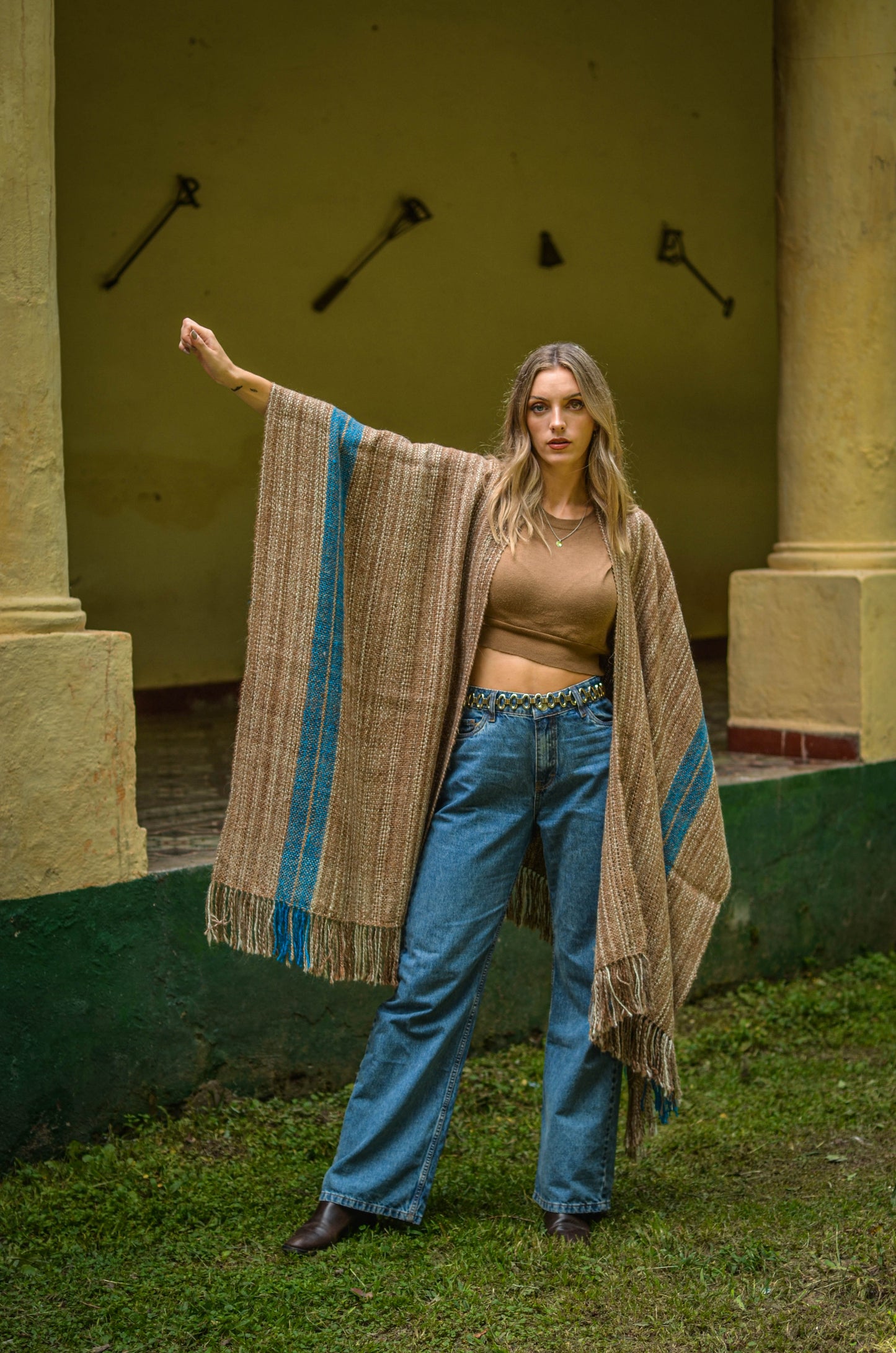 Ruana "Humahuak" Hilos Llama Baby en Telar