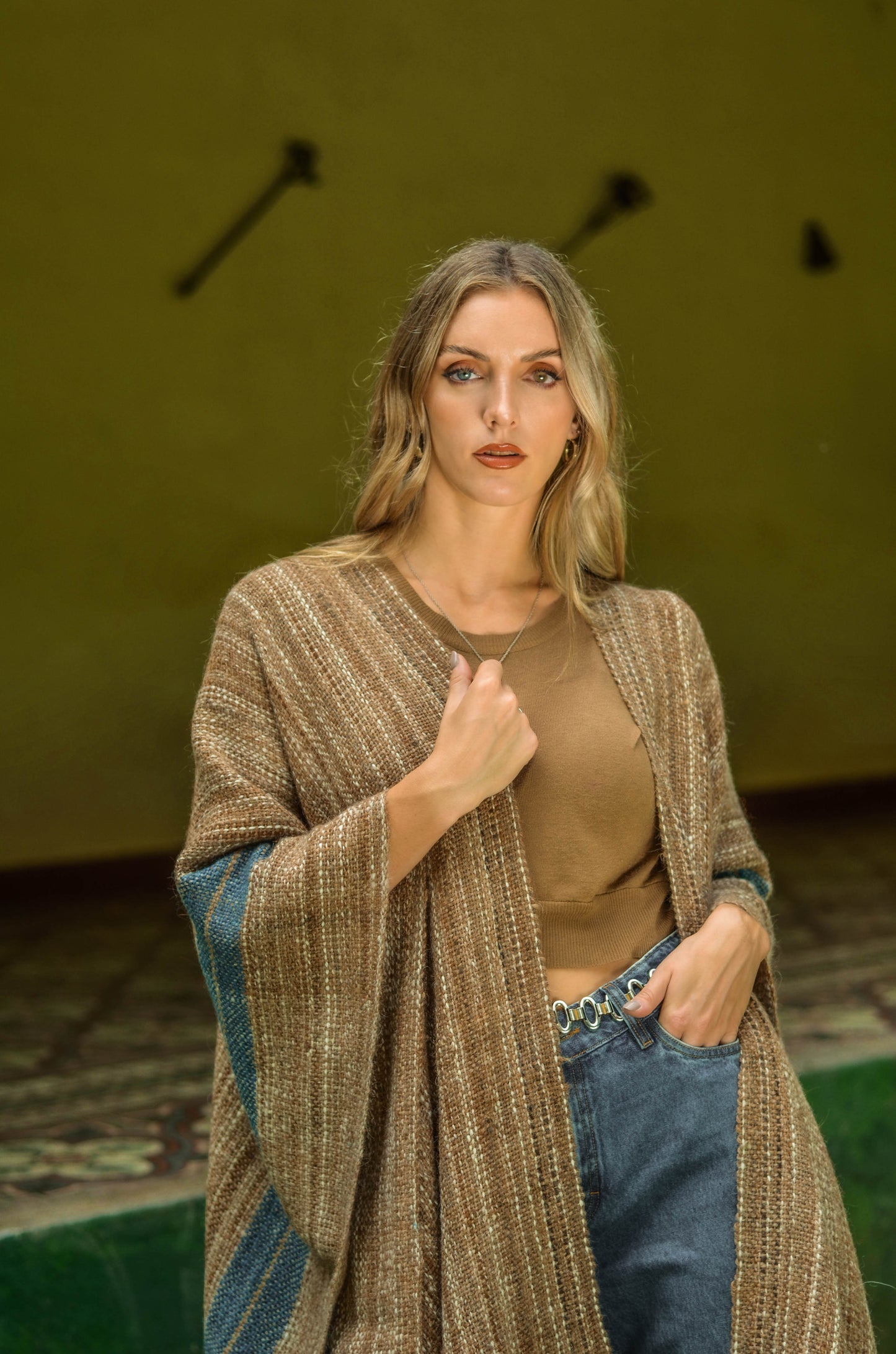 Ruana "Humahuak" Hilos Llama Baby en Telar