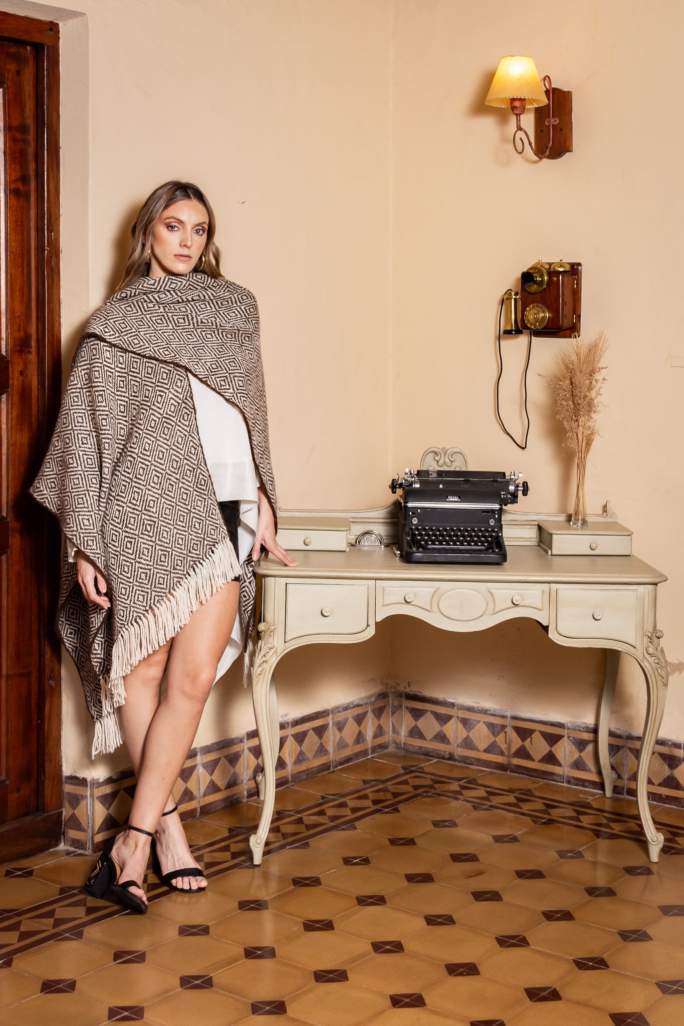 Ruana "Catalina" Llama Baby en Telar
