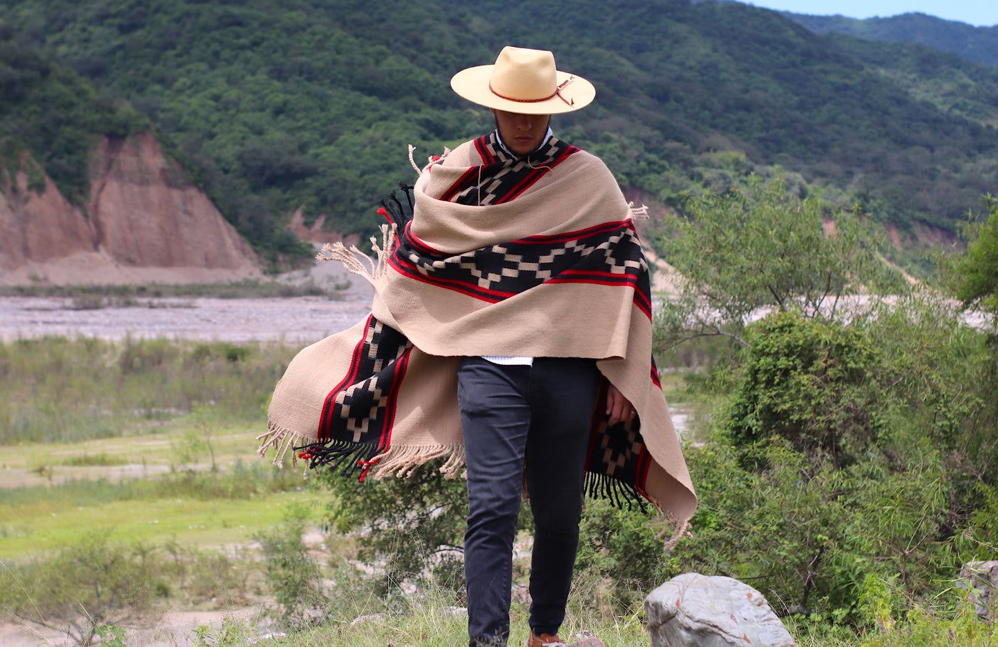 Poncho Guarda Atada "Monteagudo" Telar Criollo