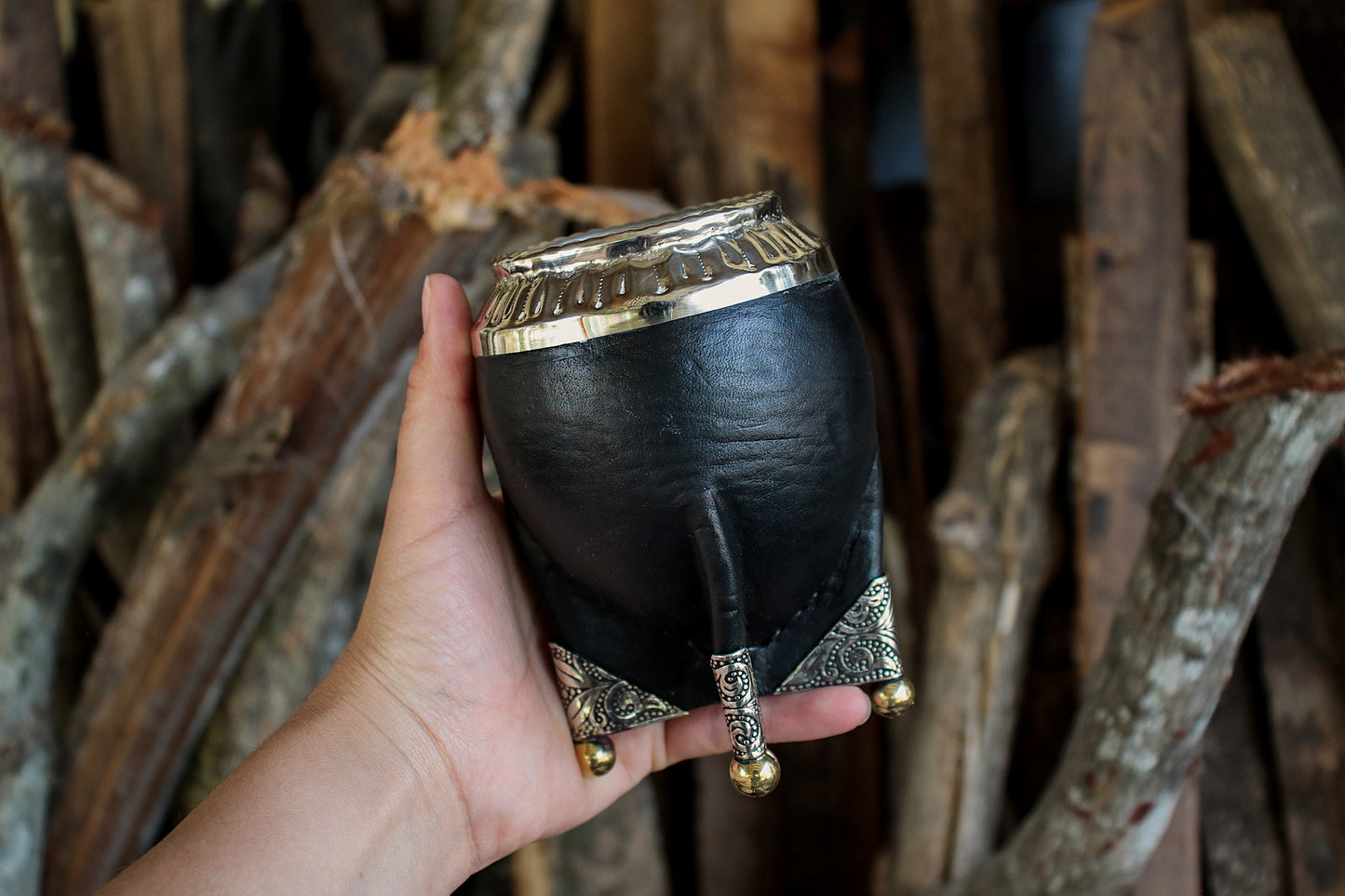 Mate de Cuero y Alpaca con Bombilla Escudo