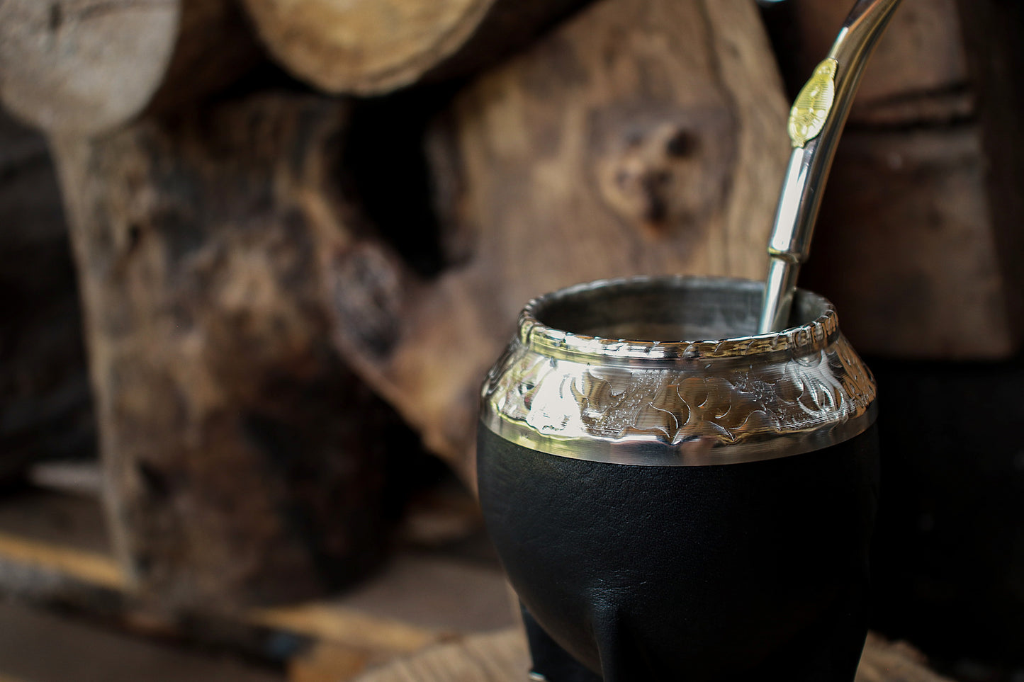 Mate de Cuero y Alpaca con Bombilla Escudo