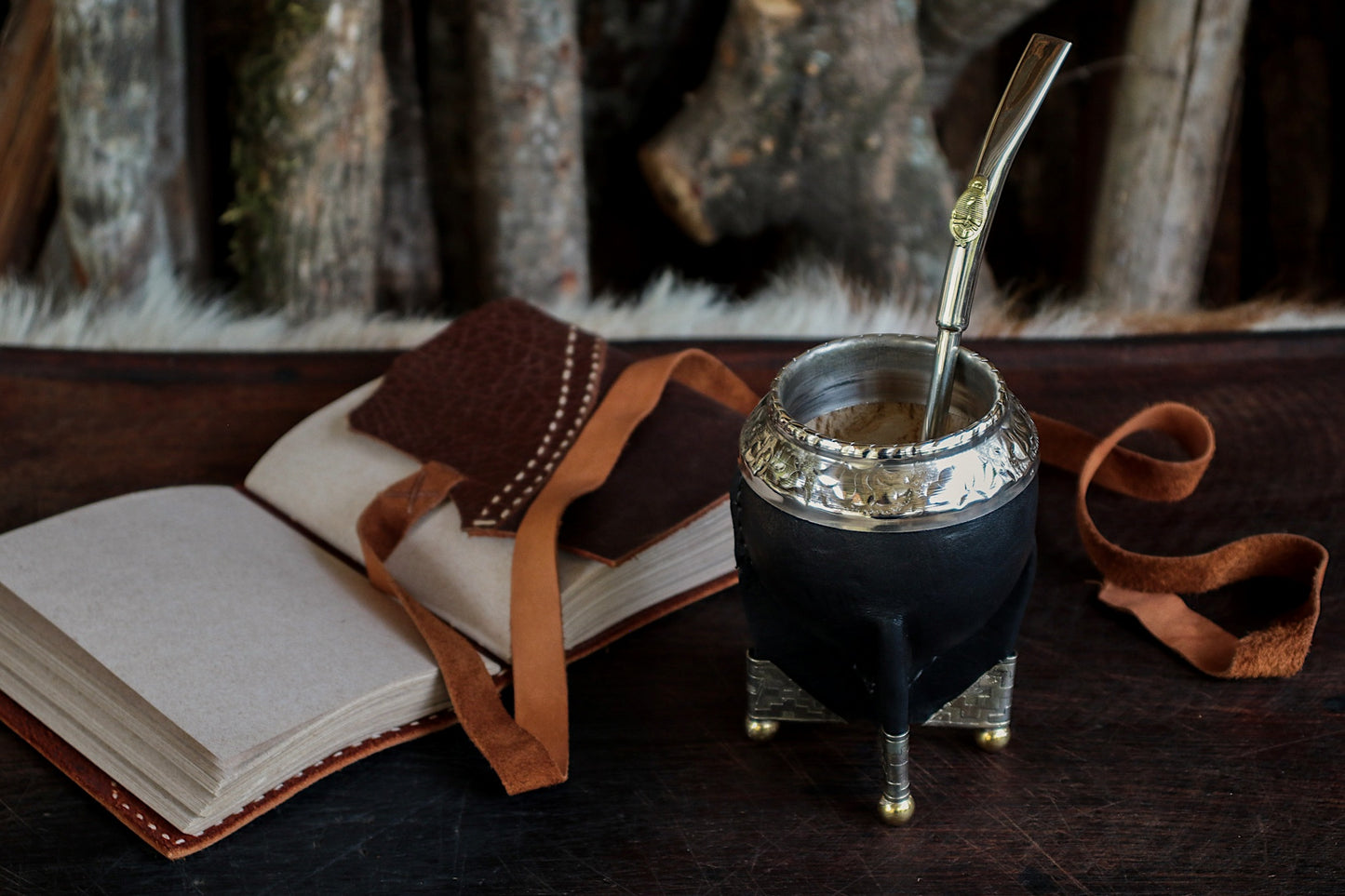 Mate de Cuero y Alpaca con Bombilla Escudo