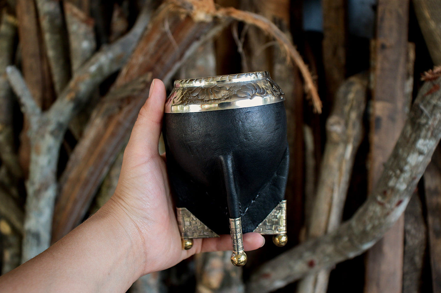 Mate de Cuero y Alpaca con Bombilla Escudo