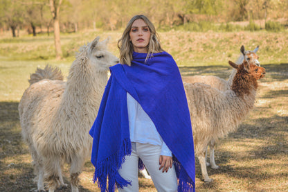 Ruana "Mora" Hilos Llama Baby en Telar