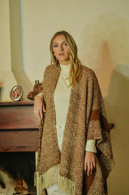 Ruana "Paraná" Hilos Llama Baby en Telar
