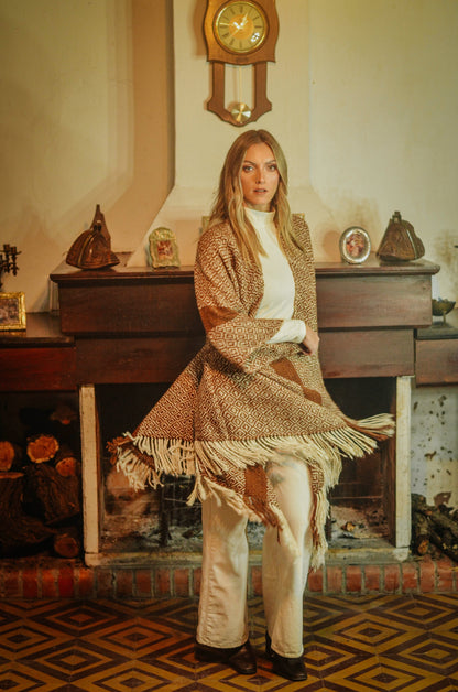 Ruana "Paraná" Hilos Llama Baby en Telar