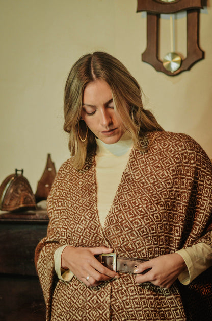 Ruana "Paraná" Hilos Llama Baby en Telar