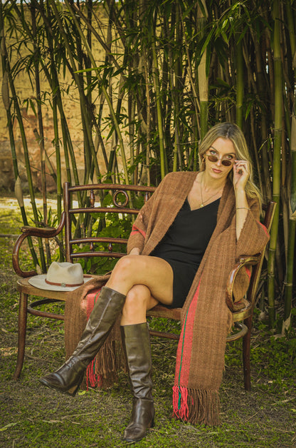 Ruana "Tilcara" Hilos Llama Baby en Telar