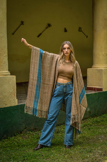Ruana "Humahuak" Hilos Llama Baby en Telar