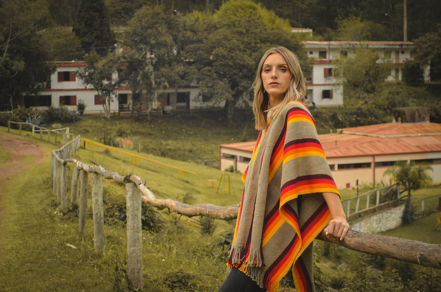 Poncho "La Candelaria" Work on Creole Loom