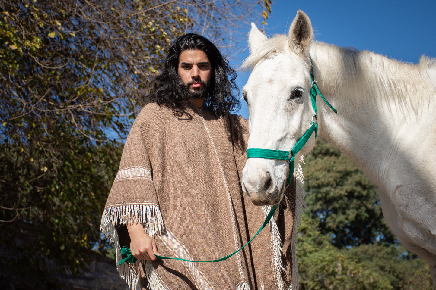 Poncho "Éxodo" de Hilos de Oveja