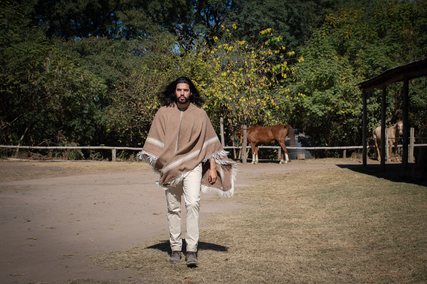 Poncho "Éxodo" de Hilos de Oveja