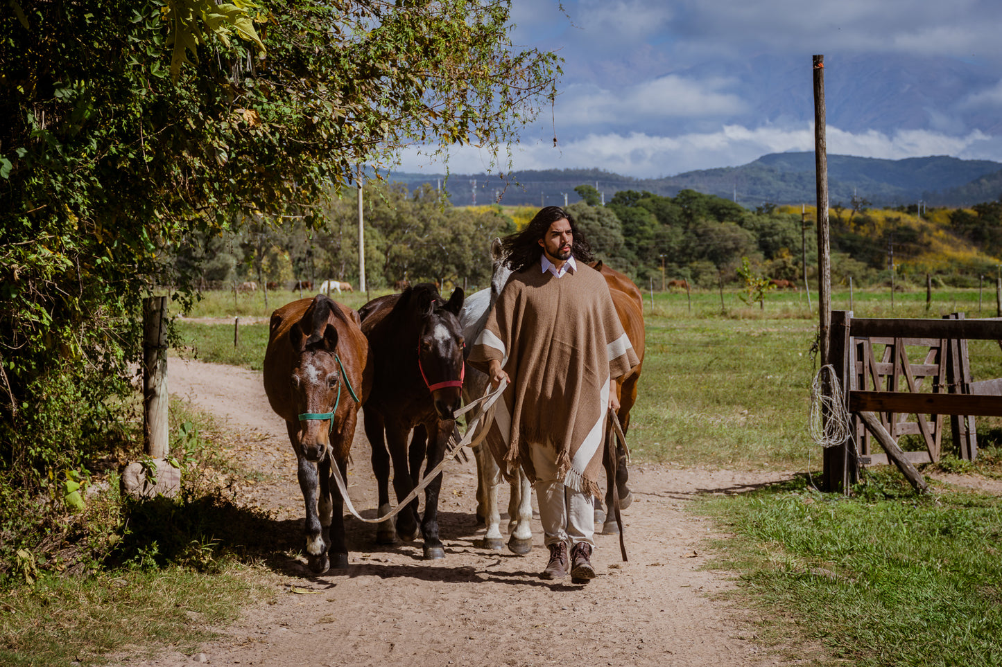 Poncho "Facón" Hilos de Llama Telar