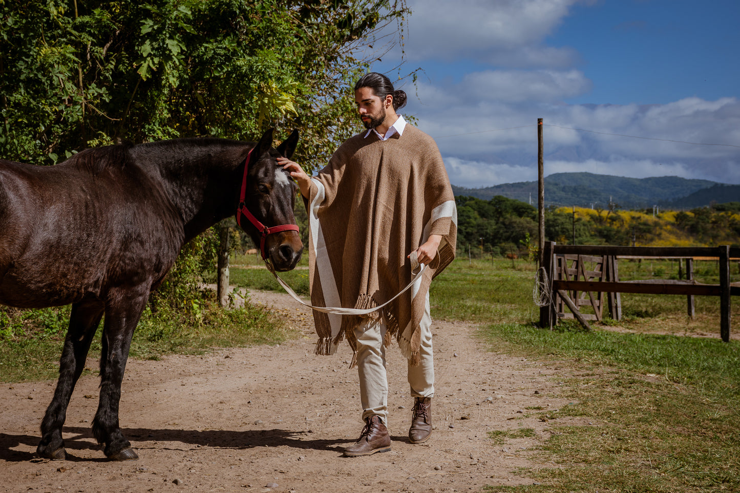 FACÓN Poncho Llama Threads Loom