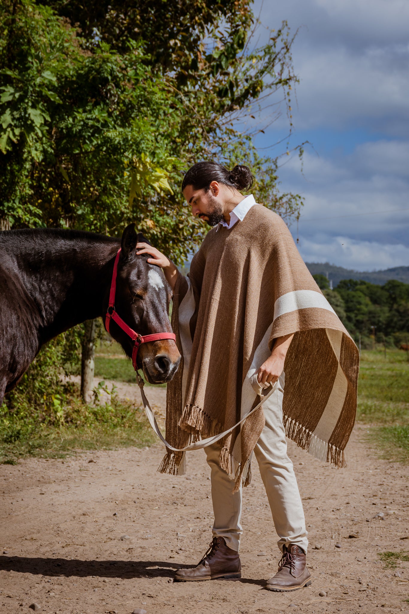 Poncho "Facón" Hilos de Llama Telar