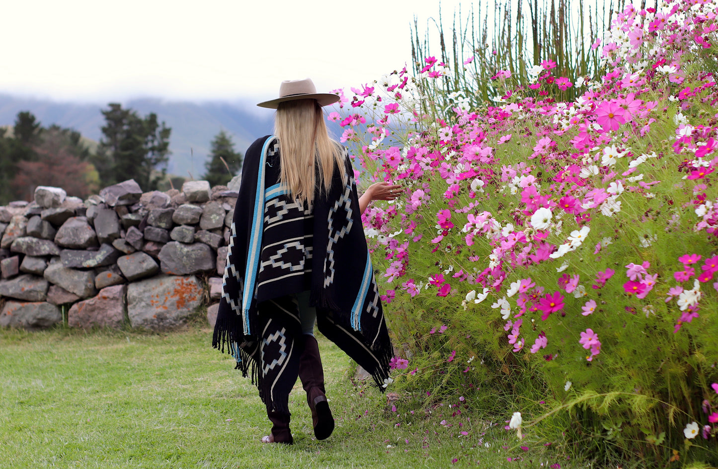 Poncho "Saenz Peña" Obra en Telar Criollo