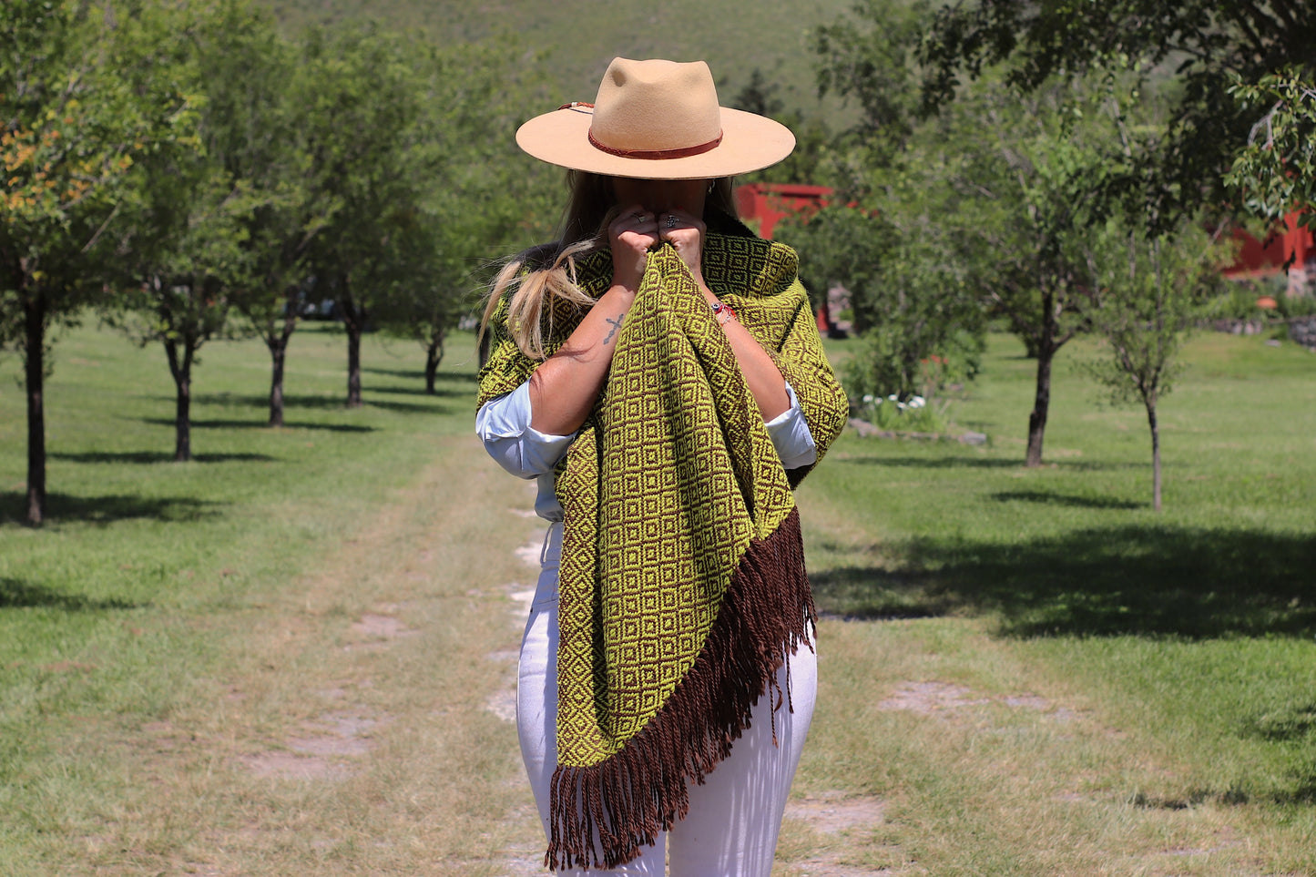 “UQUIA” Blanket Llama Premium Yarn