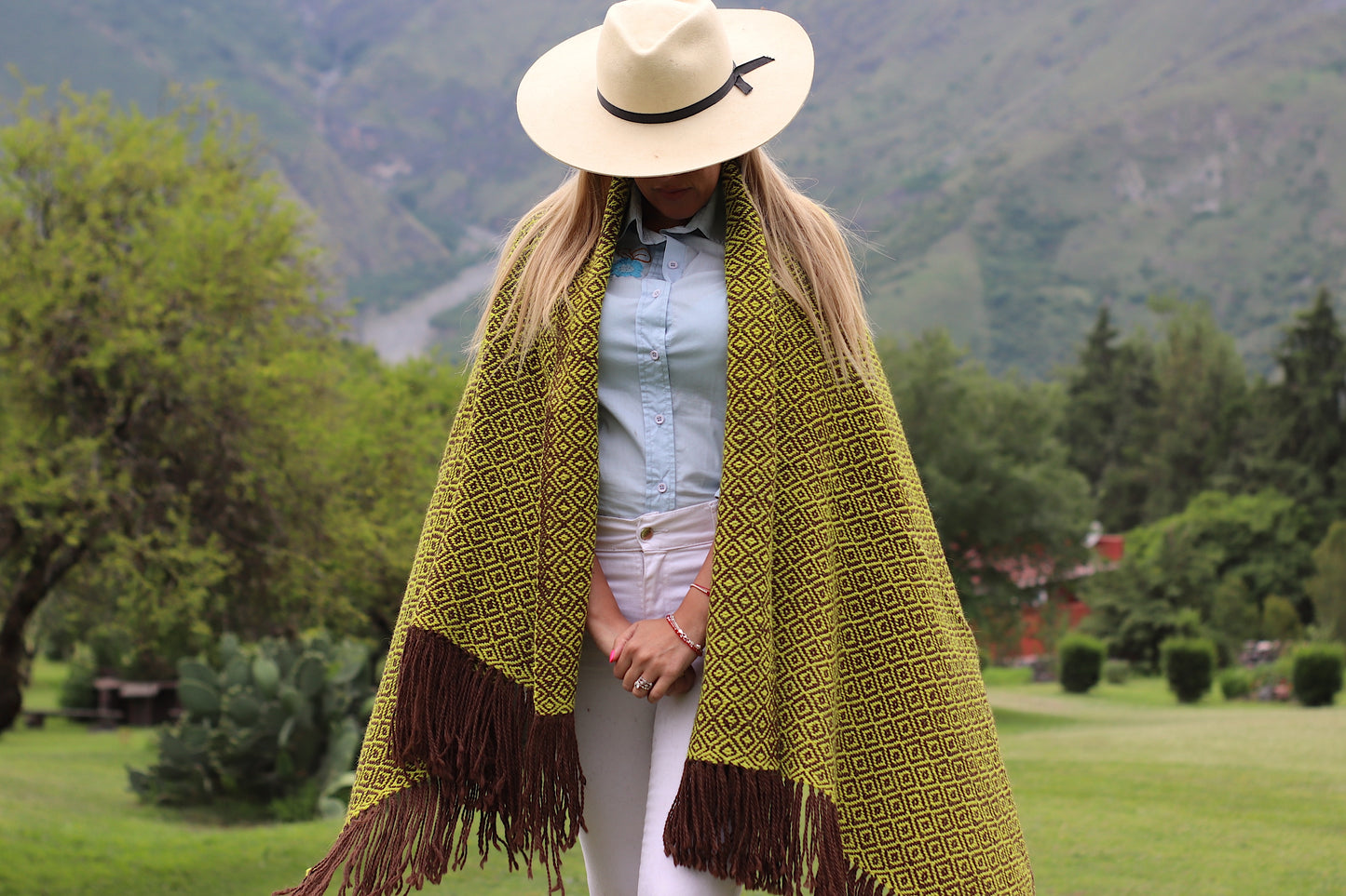 “UQUIA” Blanket Llama Premium Yarn