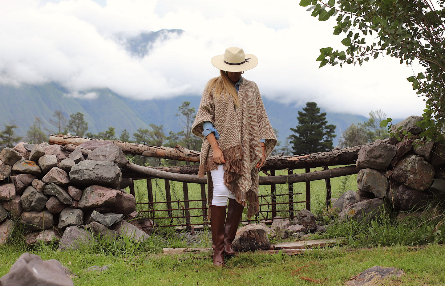 Ruana ITAQUÍ llama Threads on Loom