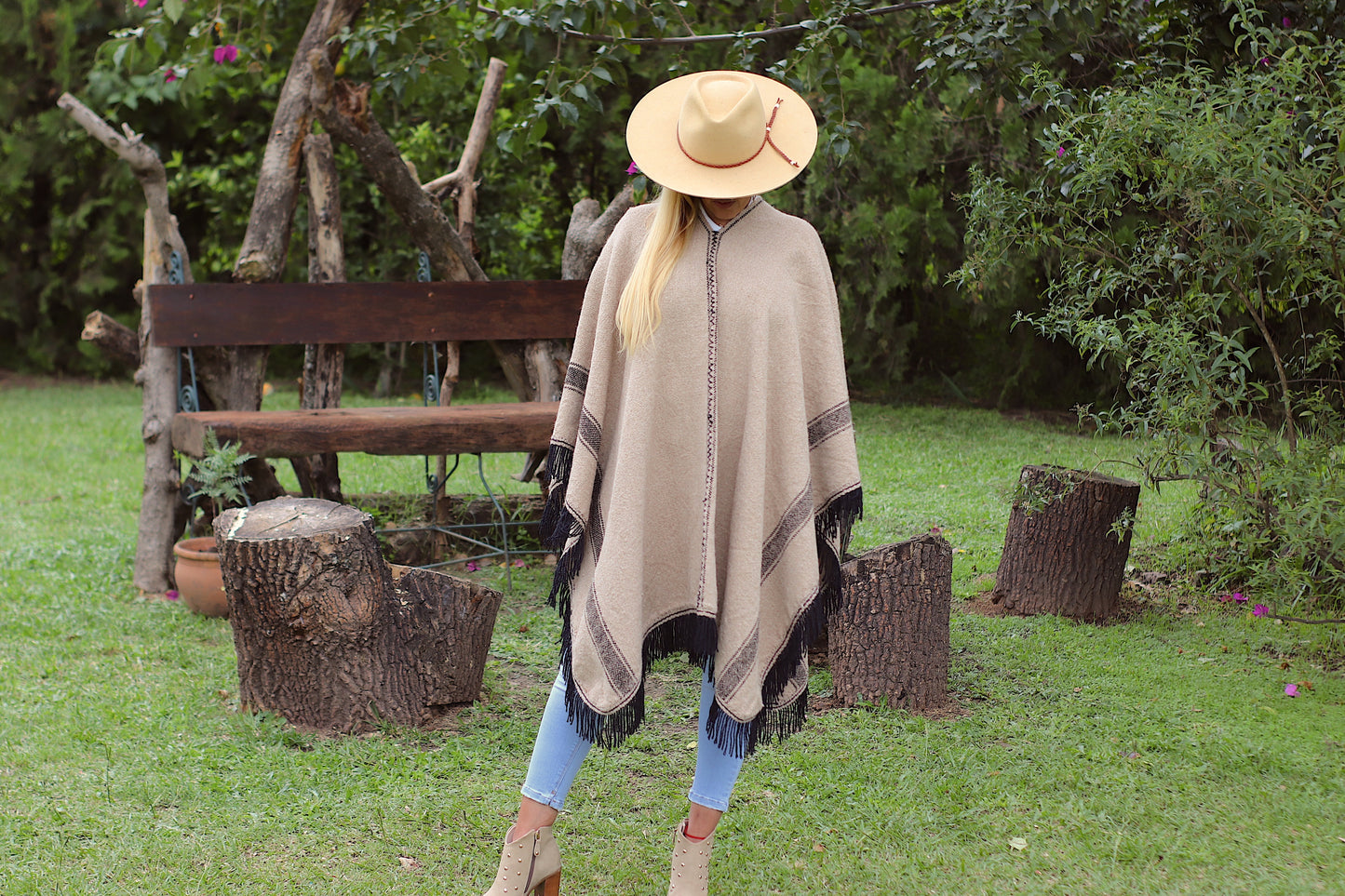 MAIMA Poncho of Llama Threads